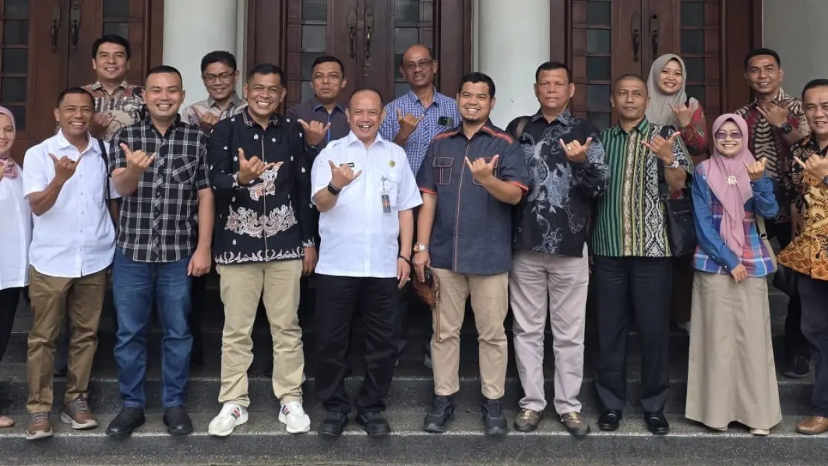 Pansus DPRD Limapuluh Kota membahas penyempurnaan Ranperda tentang Fasilitasi Penyelenggaraan Pesantren dan Pendidikan Diniyah. Sejumlah usulan mengemuka, mulai dari fasilitasi bagi TPQ, Pondok Qur’an, dan Rumah Tahfidz hingga beasiswa santri serta insentif bagi tenaga pendidik pesantren. (DOK M. Fajar Rillah Vesky)