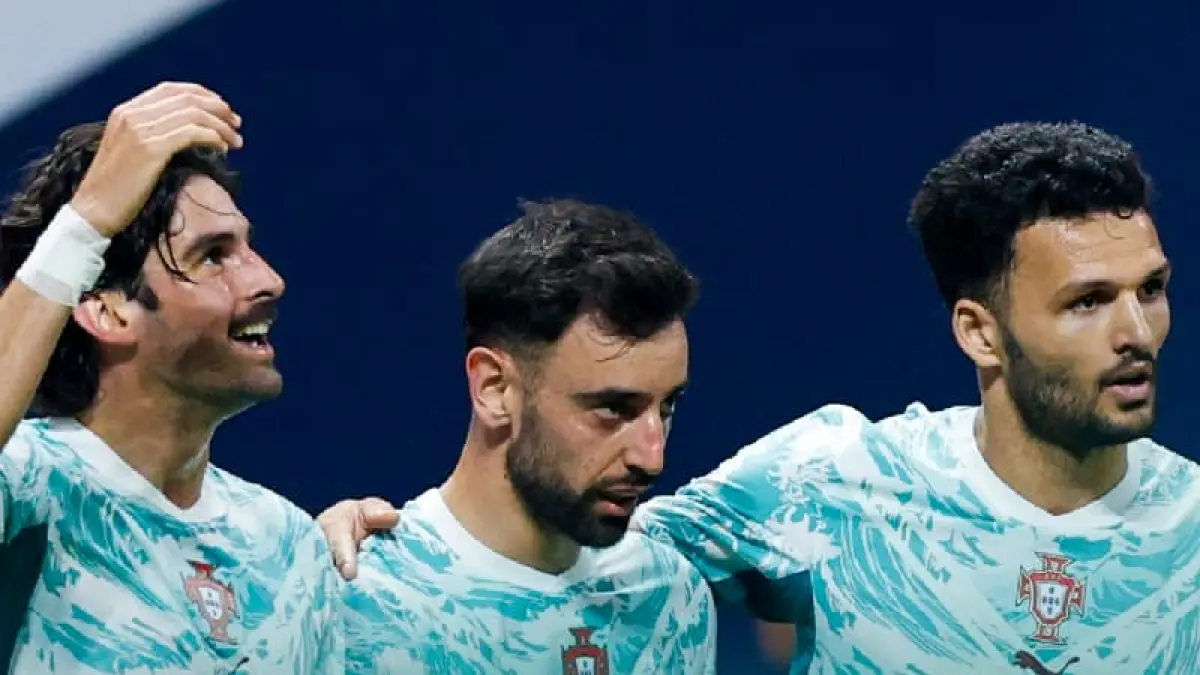 Bruno Fernandes (tengah) dan pemain Portugal merayakan kemenangan 2-1 atas Chile dalam laga uji coba jelang Piala Dunia 2026, di Stadion Jamor.(Foto: X @selecaoportugal)