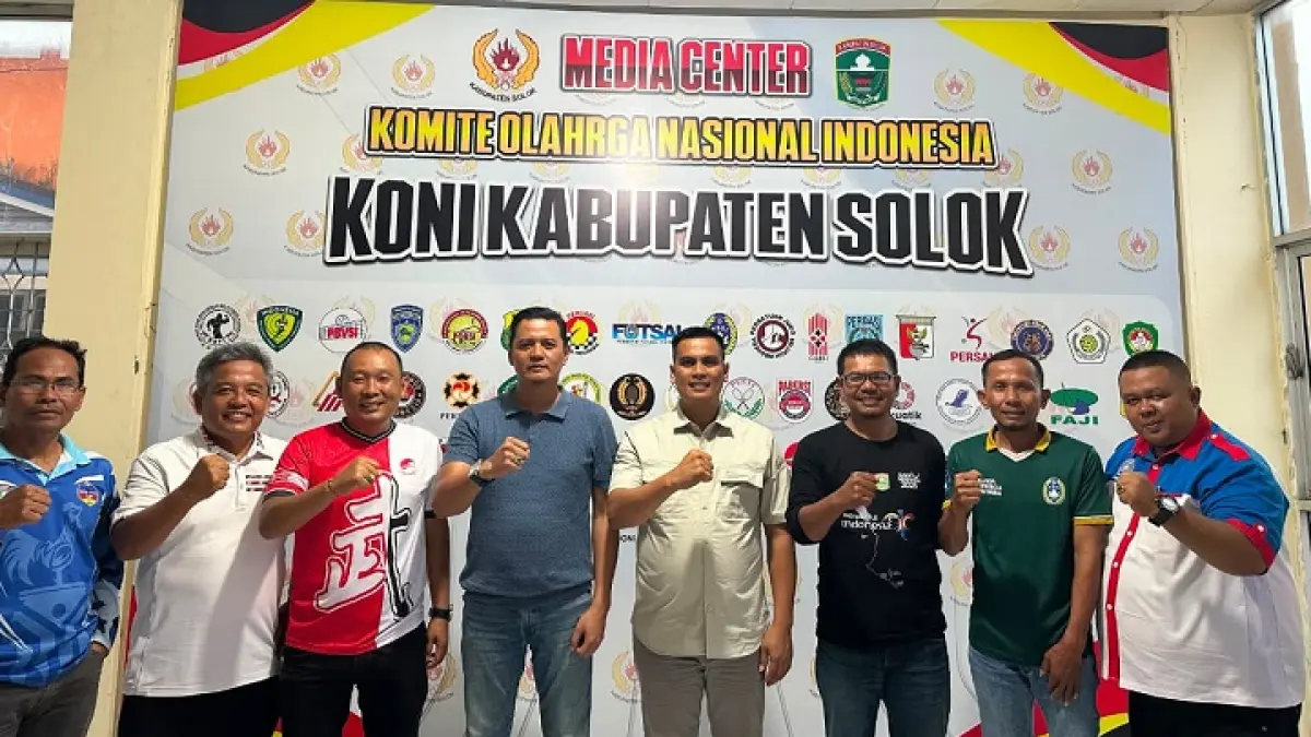 Ketua Umum Askab  PSSI Trio Karno Vivo, Sekretaris Umum Riki Rizo Namzah, hingga anggota Exco Askab, ikut menggelar rapat koordinasi dan konsolidasi dengan KONI Kabupaten Solok. (DILA KARTIKA/PADEK)