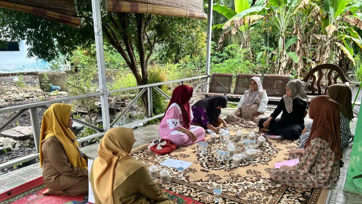 Petugas KIA Klaster 2 PJ, Indrawani, bersama tim memberikan edukasi kepada peserta saat pelaksanaan Kelas Ibu Hamil di Nagari Sungai Pulai, Kecamatan Silaut, beberapa waktu lalu. (DOK DINKES PESSEL)
