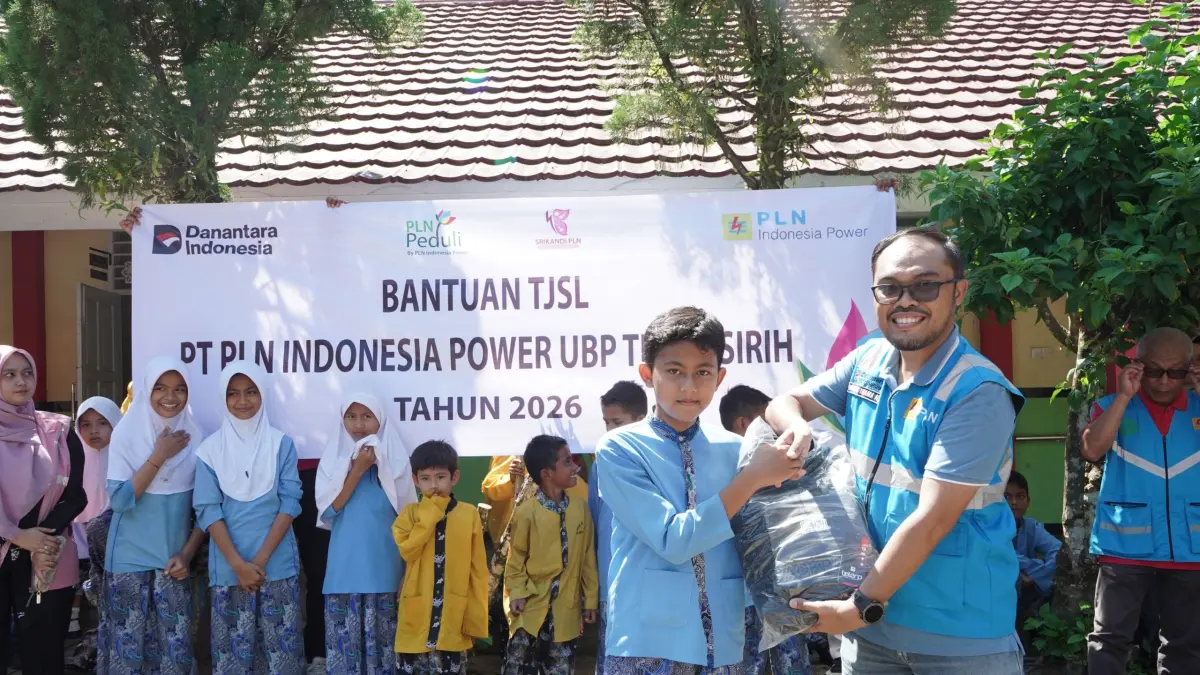 PLS Manajer PT PLN IP UBP Teluk Sirih, Herowiko Thama Nurahman menyerahkan bantuan pendidikan secara simbolis kepada perwakilan siswa SDN 10 Koto, baru-baru ini. (DOK PLN)