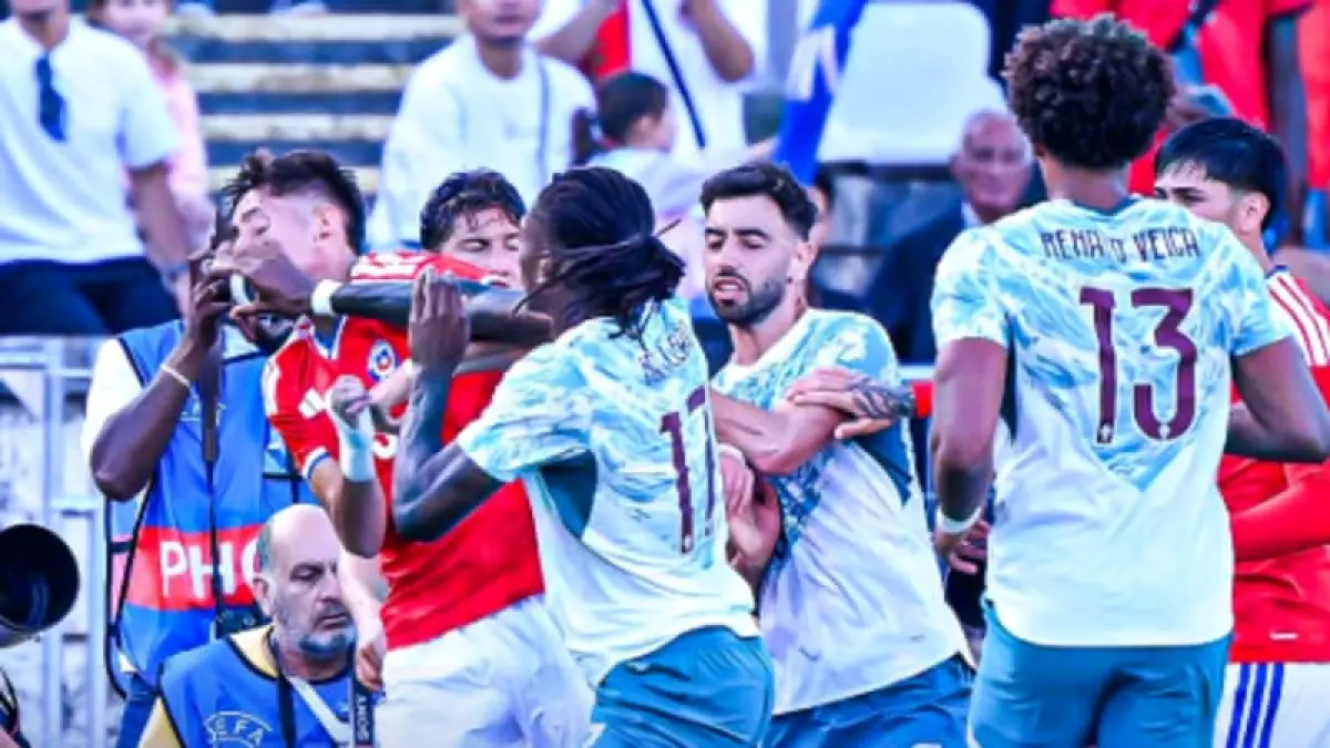Rafael Leao terlibat keributan dengan Ivan Roman pada akhir babak pertama laga persahabatan jelang Piala Dunia antara Portugal vs Cile yang berakhir 2-1.(Foto: X @SkySportDE)