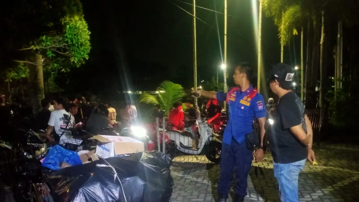 Seorang pemulung berusia 47 tahun terjatuh ke dalam Banda Bakali di kawasan GOR Haji Agus Salim akibat pusing saat mengendarai becak motor, Minggu dini hari (7/6/2026). (Dinas Damkar Kota Padang)