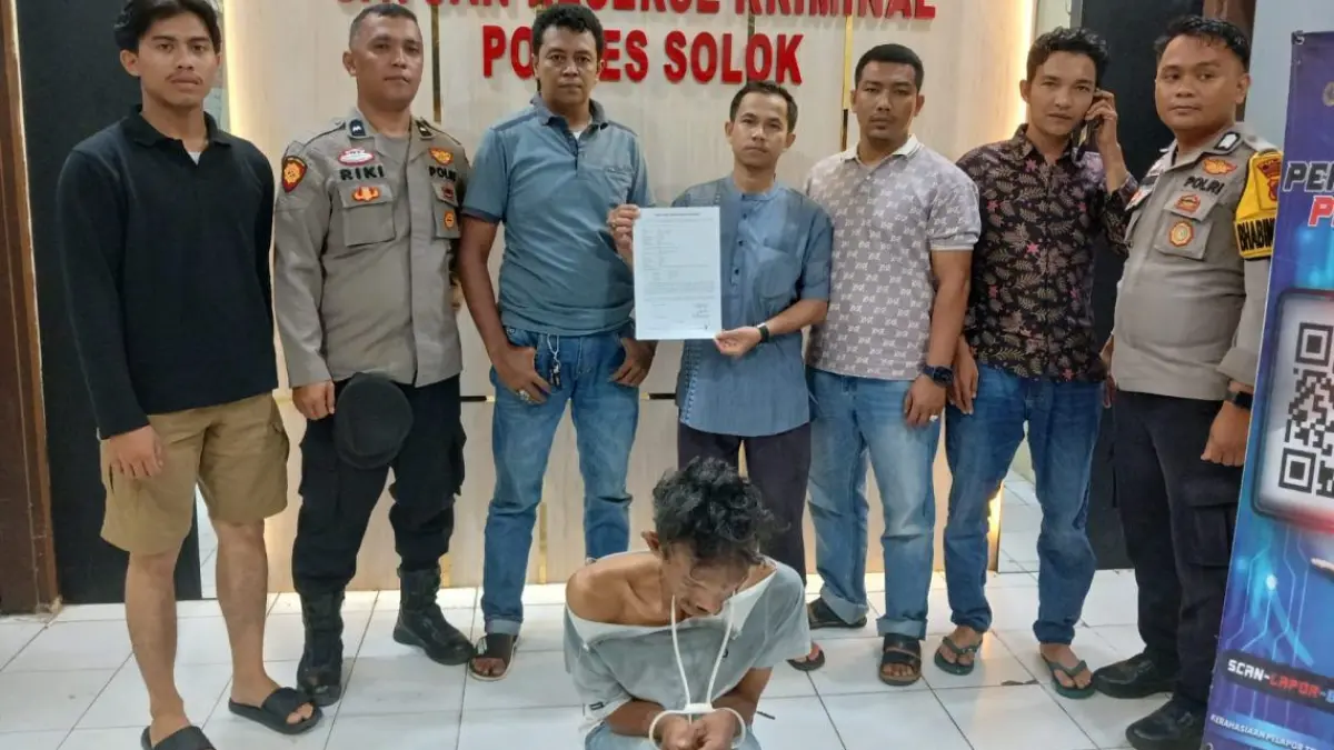 Terduga pelaku pencabulan berinisial WJ (44) diserahkan warga kepada polisi dalam kondisi kedua tangan terikat usai mendapat 