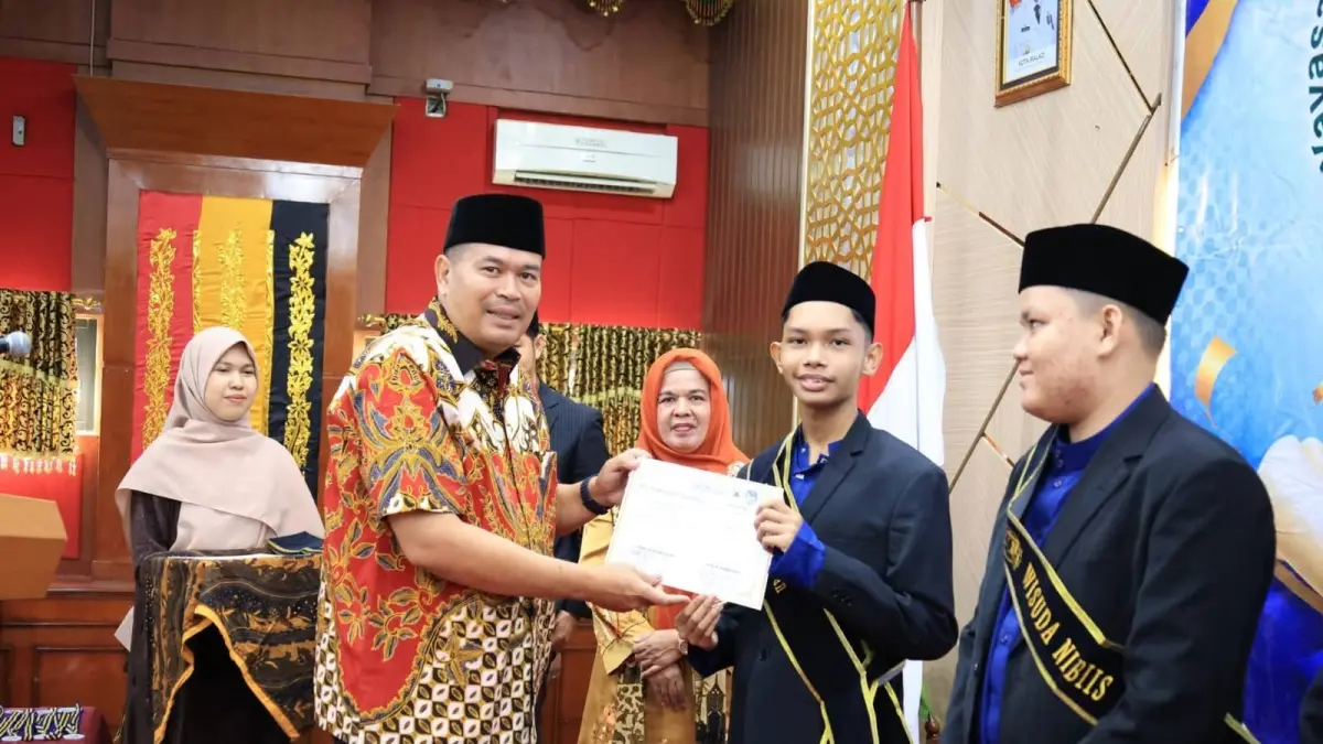 Wali Kota Pariaman Yota Balad menghadiri Wisuda Tahfiz NIBIIS Pariaman Tahun Akademik 2025/2026 di Aula Balaikota Pariaman, Minggu (7/6). Sebanyak 53 siswa TK, SD, dan SMP mengikuti wisuda tahfidz. (PEMKO PARIAMAN)