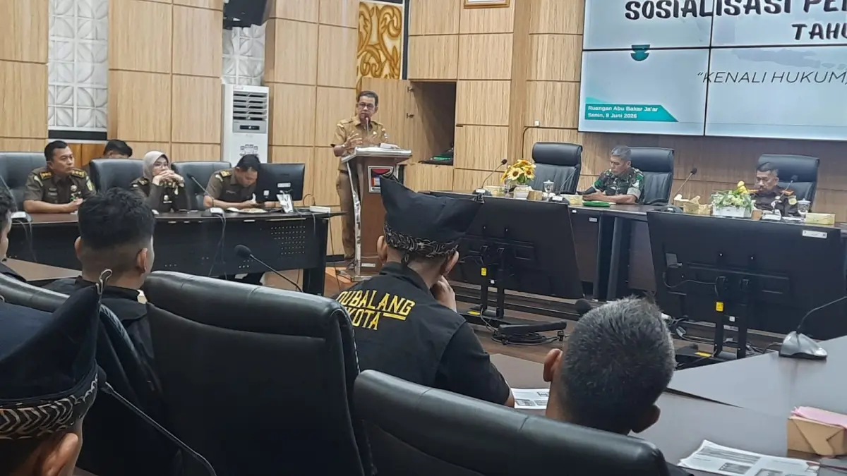 Asisten I Setko Padang Tarmizi Ismail memberikan sambutan sekaligus membuka Sosialisasi Penerangan Hukum di Ruang Abu Bakar Ja’ar Balai Kota Aiepacah, Senin (8/6). (DOK KESBANGPOL PADANG)