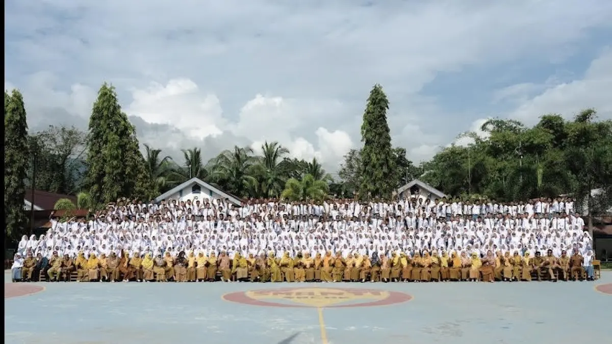 Foto bersama para siswa dan guru SMA 3 Kota Solok dalam membentuk karakter siswa yang berlandaskan nilai-nilai Pancasilla. (TIM LAMAN GURU)