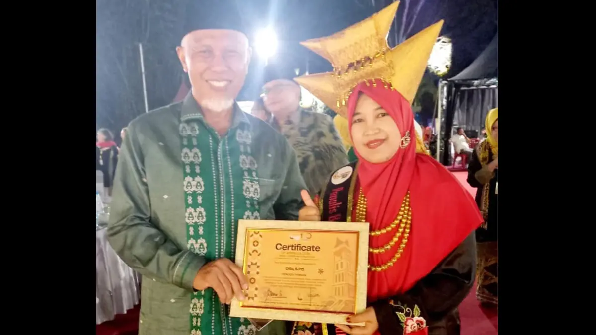 Guru SMP Negeri 2 Bukittinggi Dilla, S.Pd foto bersama Gubernur Sumatera Barat Mahyeldi Ansharullah usai menerima Anugerah Penulis Berprestasi SatuPena Sumatera Barat Tahun 2026 di Balai Kota Bukittinggi, Selasa (3/6). (TIM LAMAN GURU)