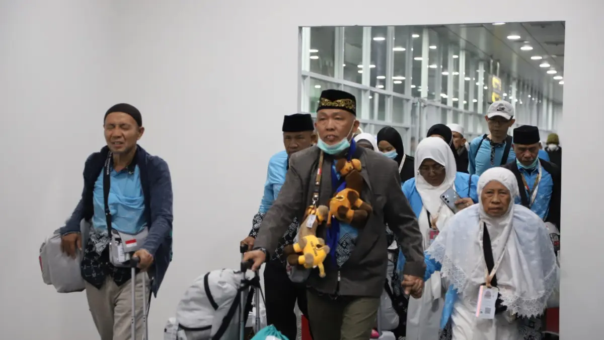 Jamaah haji Kloter 04 Debarkasi Padang tiba di BIM Padangpariaman, Minggu (7/6) malam. (DOK KEMENHAJ SUMBAR)