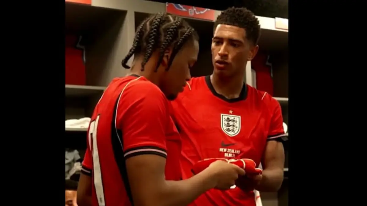 Jude Bellingham memberikan “topi debutan” kepada Ngumoha sebagai simbol penghormatan atas debutnya di level internasional.(Foto: Screenshot video X @England)