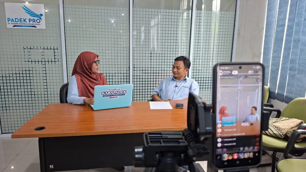 Jurnalis senior Padang Ekspres, Rommi Delfiano saat menjadi narasumber pada program KABA PADEK Sore yang dipandu Febi Tri Lianti di Graha Pena, Lubukbuaya, Senin (8/6). (DOK PADEK)