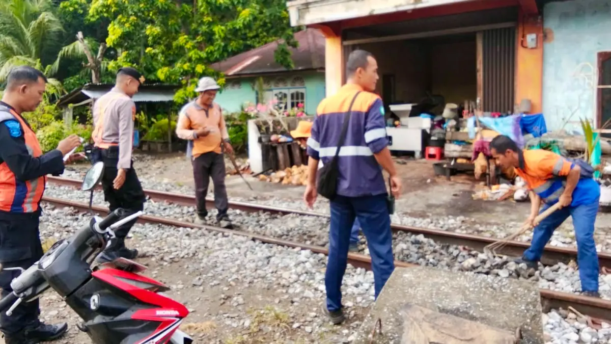 KAI Divre II Sumbar menutup tiga perlintasan liar di lintas Lubuk Alung–Pariaman. Hingga kini, total 21 titik perlintasan liar sudah ditutup.
