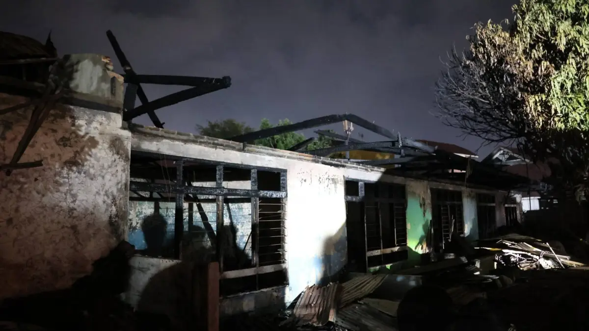 Kebakaran hebat di Kelurahan Jawi-Jawi I, Kota Pariaman, menghanguskan 10 rumah petak dan membuat 21 warga kehilangan tempat tinggal. Pemko Pariaman menyiapkan bantuan darurat.