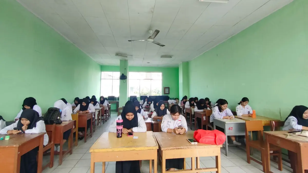 Kegiatan belajar siswa SMK Negeri 6 Padang berlangsung dengan penuh kesungguhan beberapa waktu lalu. (TIM LAMAN GURU)
