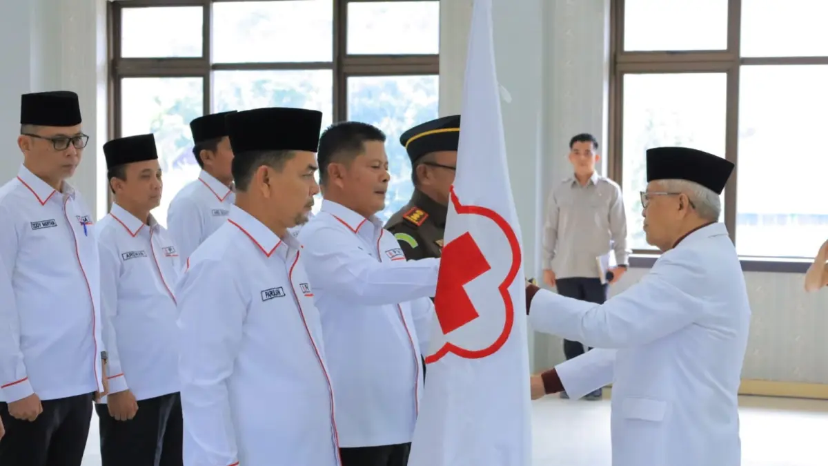 Pelindung PMI Kabupaten Pasaman, Welly Suhery, bersama Ketua Dewan Kehormatan PMI Kabupaten Pasaman, Hendi Arifin, menyaksikan Ketua PMI Sumatera Barat, Aristo Munandar, melantik H. Parulian beserta jajaran pengurus PMI Kabupaten Pasaman periode 2026–2031, Senin (8/6). (WILIAN/PADEK)