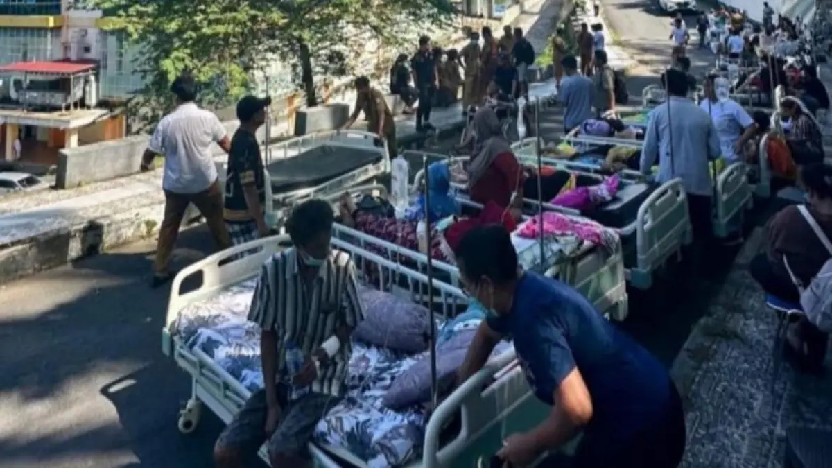 Para pasien diamankan di luar gedung Rumah Sakit Daerah Liun Kendage Tahuna, Kabupaten Kepulauan Sangihe, Senin (8/6). (DOK JPG)