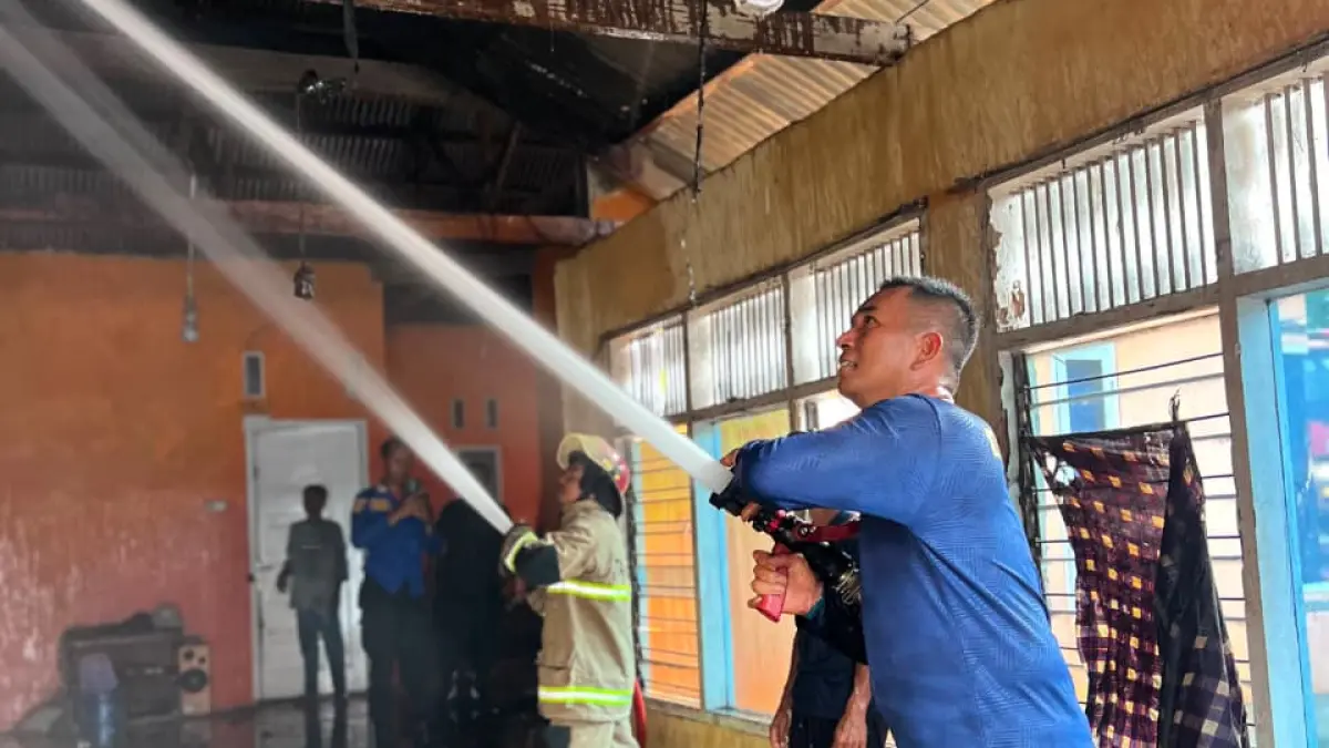 Petugas Damkar Tanahdatar memadamkan kebakaran yang menghanguskan satu unit rumah di Jorong Sungai Tarab, Kecamatan Sungai Tarab, Senin (8/6/2026).