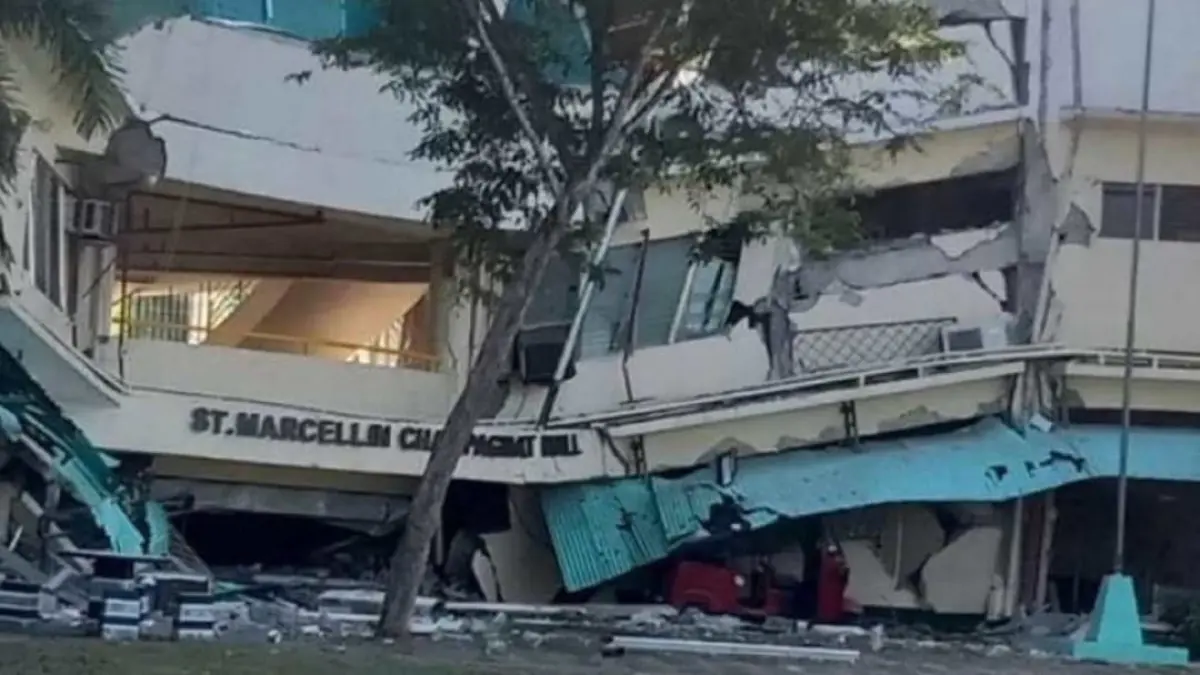 Satu bangunan di Filipina terlihat rusak berat setelah gempa magnitudo 7,8. (Foto: Facebook/Kevin Steele)