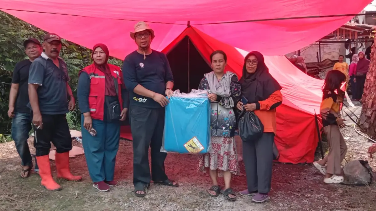 Staf CSR PT Semen Padang menyerahkan bantuan material dan uang tunai kepada keluarga korban kebakaran di Batu Gadang, Lubuk Kilangan, Padang.