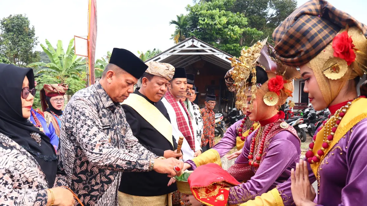 Wakil Wali Kota Payakumbuh Elzadaswarman menghadiri Tradisi Mauluan Konji di Balai Adat Nagari Aie Tabik, Ahad (7/6/2026), sebagai upaya melestarikan budaya Minangkabau.