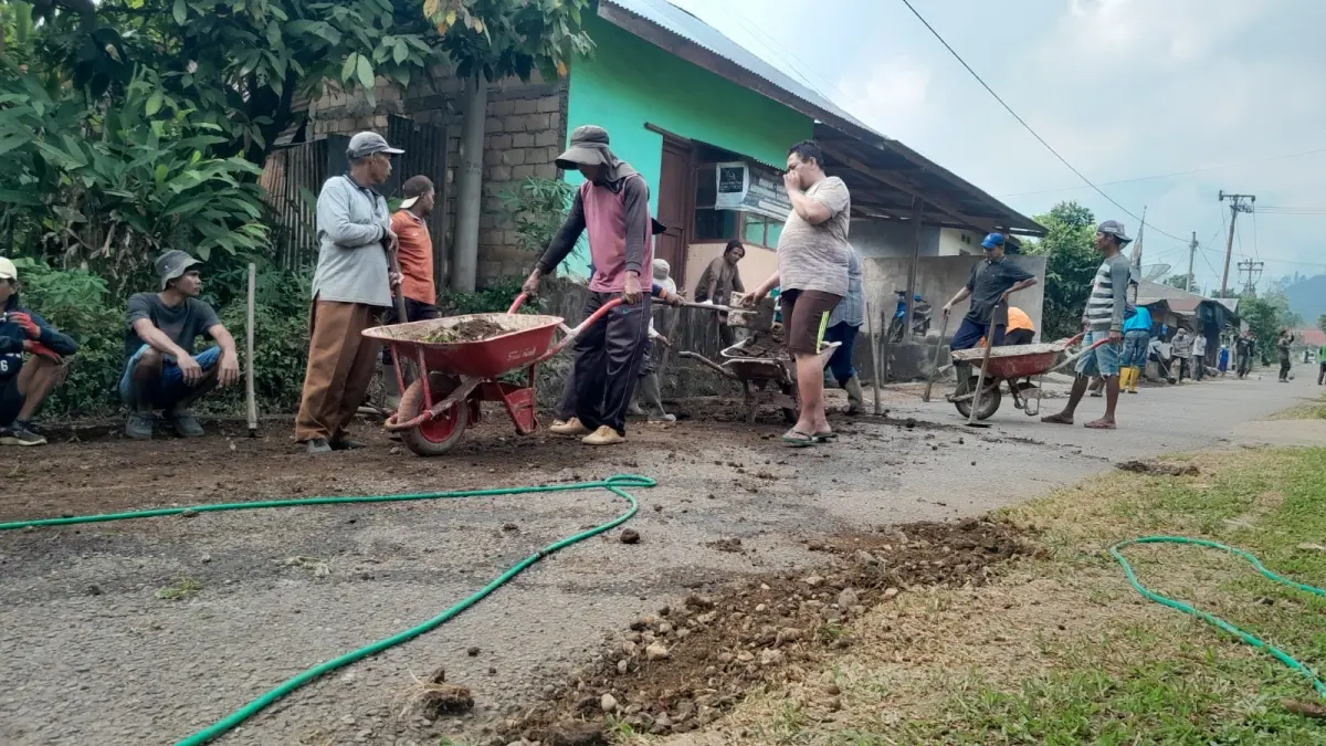 Warga Jorong Padangpanjang, Nagari Tanjung Haro Sitapa, Kecamatan Luak, Limapuluh Kota, bergotong royong memperbaiki bahu Jalan Kabupaten ruas Nomor 84 Batas Kota Payakumbuh–Tanjung Haro secara swadaya, Minggu (7/6).