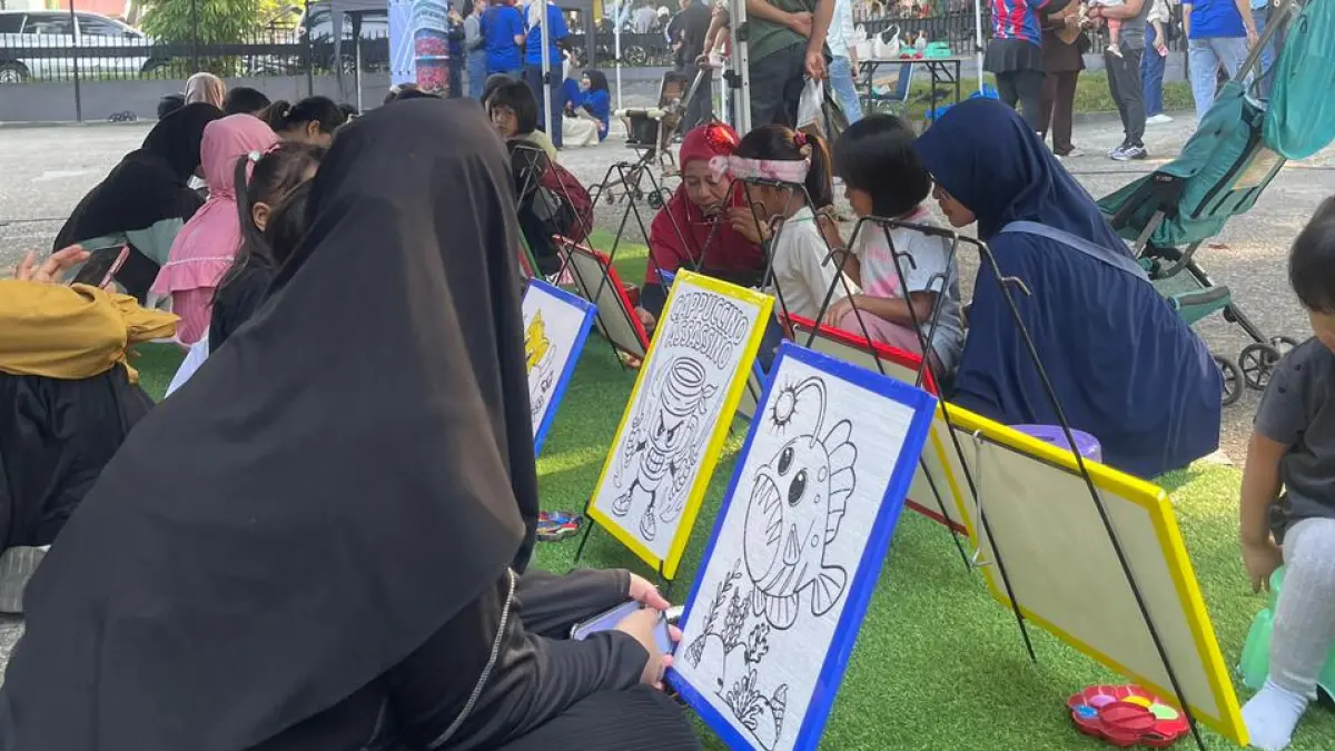 Warga kota mengikuti berbagai aktivitas keluarga yang digelar BRI Region 3 Padang dalam rangka memeriahkan Car Free Day di Kota Padang, Minggu (7/6/2026).