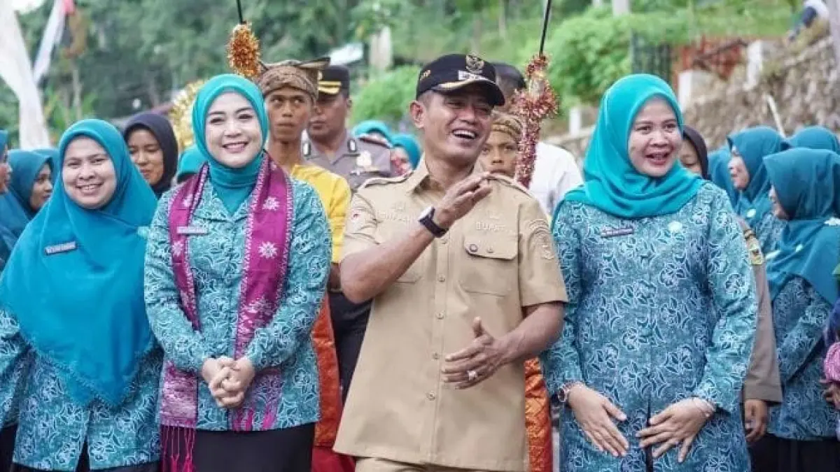 Bupati Solok Jon Firman Pandu bersama Tim Penilai TP-PKK Provinsi Sumatera Barat, pengurus PKK, dan unsur pemerintah daerah saat verifikasi lapangan Lomba Gerakan PKK Tingkat Provinsi Sumatera Barat 2026 di Aula Kantor Camat X Koto Diatas, Senin (8/6). (DILA/PADEK)