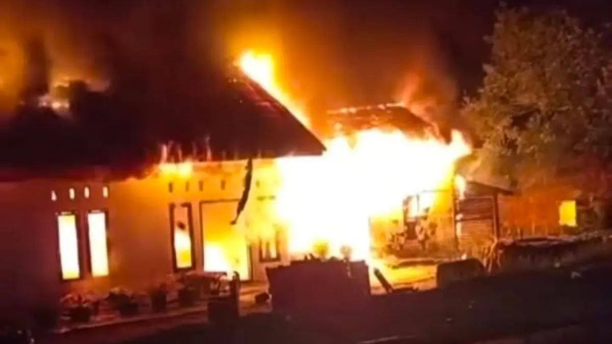Api membara menghanguskan rumah warga di Jalan Tembok Laiang, Kelurahan Nan Balimo, Kecamatan Tanjung Harapan, Senin (8/6/2026) malam.