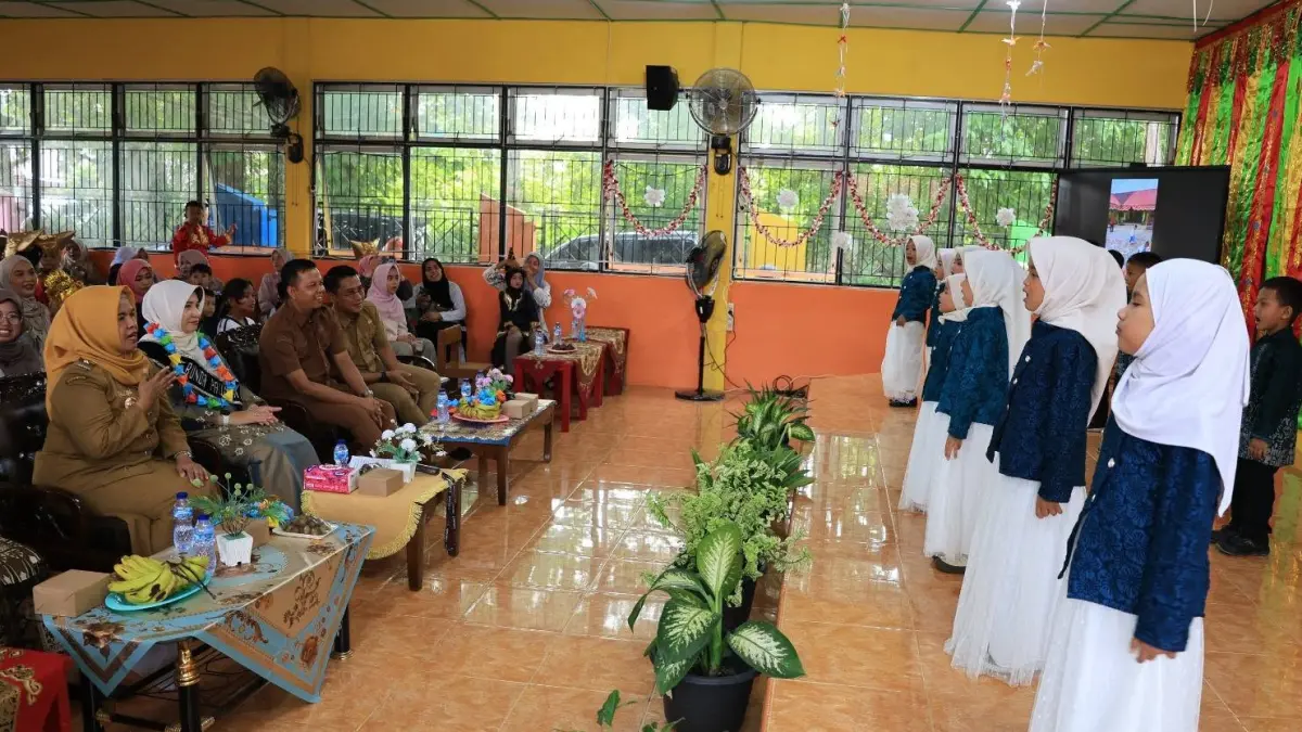 Bunda PAUD Kota Pariaman Ny. Yosneli Balad membuka pentas seni dan pelepasan anak TK se-Kota Pariaman sekaligus menguatkan komitmen transisi PAUD ke SD yang menyenangkan.