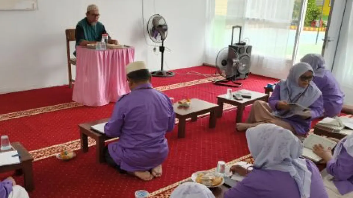 Guru-guru SD Negeri 02 Andaleh sedang belajar memperbaiki bacaan Al Quran, beberapa waktu lalu. (TIM LAMAN GURU)