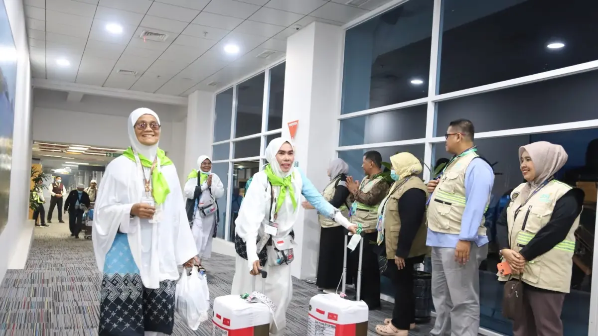Jamaah haji Kloter 05 Debarkasi Padang saat tiba di BIM, Padangpariaman, Senin (8/6) malam. (DOK KEMENHAJ SUMBAR)