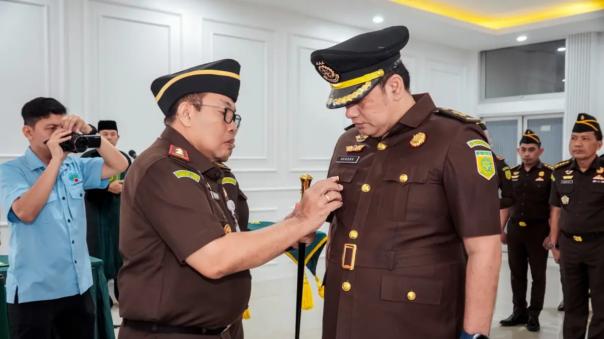 Kajati Sumbar, Dedie Tri Hariyadi melantik Agustinus Hanung Widyatmaka sebagai Asisten Intelijen Kejati Sumbar yang baru di Aula Lantai III Kejati Sumbar, Selasa (9/6). (DOK KEJATI SUMBAR)