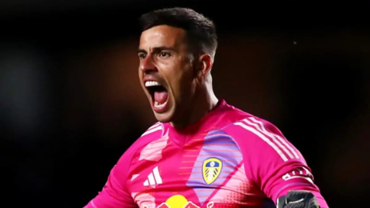 Karl Darlow saat membela Leeds United di Premier League. Saat ini Darlow dikabarkan tengah diincar Manchester United untuk kiper pada bursa transfer musim panas 2026.(Foto: Dok. X @LUFC)