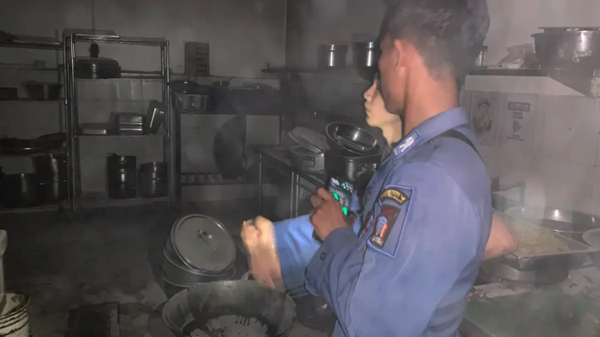 Kebakaran Hotel Truntum Padang terjadi Selasa malam, 9 Juni 2026. Api yang muncul dari area exhaust dapur berhasil dipadamkan dalam waktu sekitar satu jam, sementara aset senilai Rp10 miliar berhasil diselamatkan.
