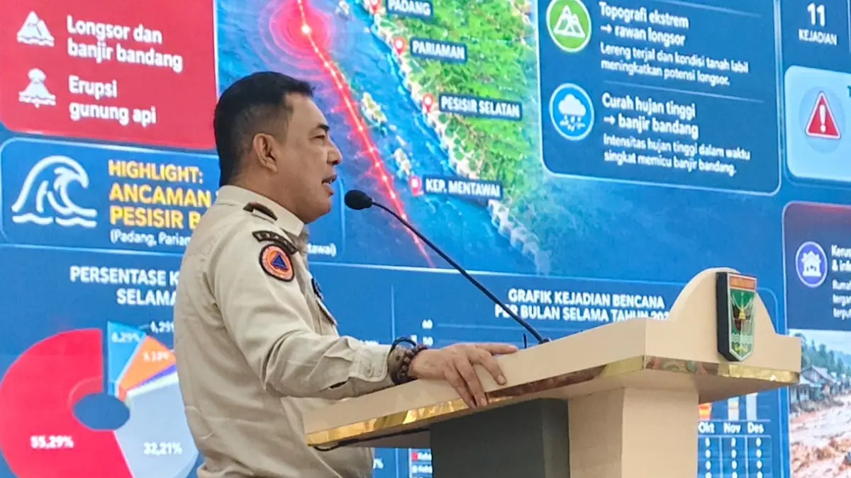 Kepala Pelaksana BPBD Sumbar Era Sukma Munaf memaparkan ancaman megathrust dan strategi pengurangan risiko bencana saat memberikan pembekalan kepada peserta Dikreg LV Sesko TNI Tahun Ajaran 2026 di Auditorium Gubernuran Sumbar, Selasa (9/6/2026).
