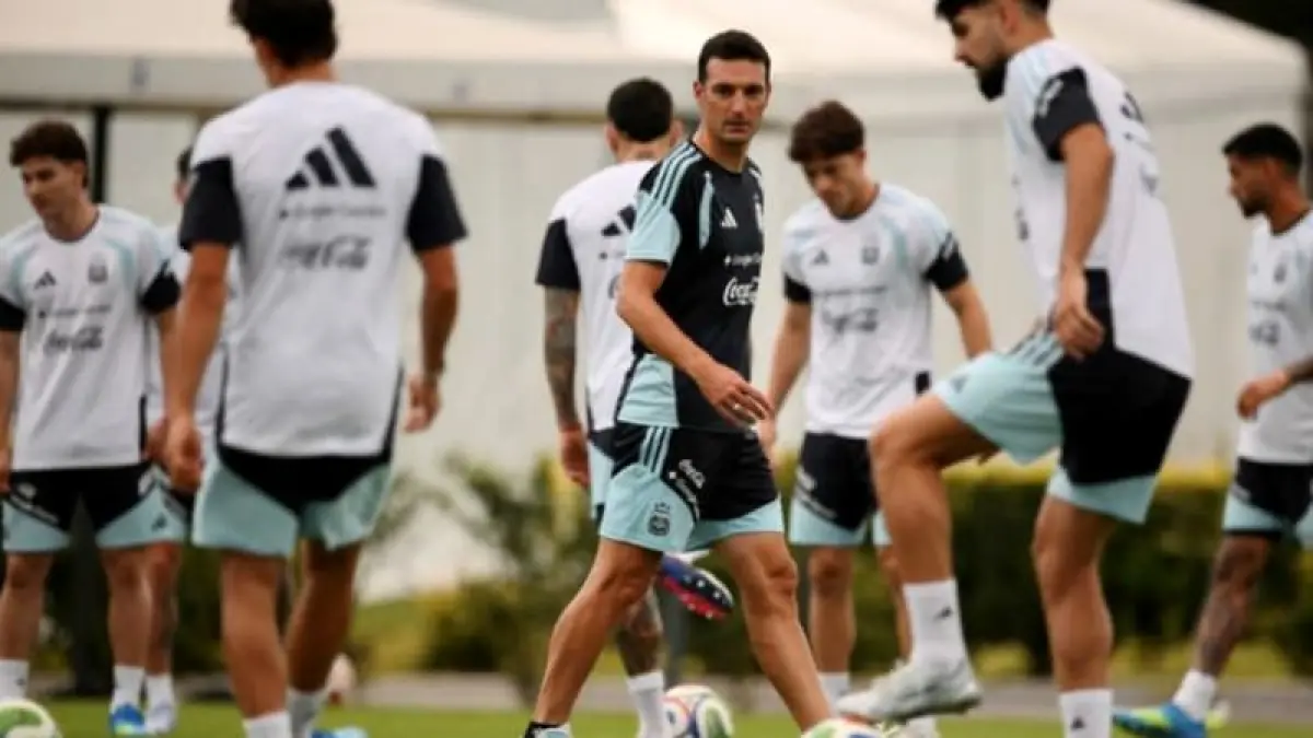 Lionel Scaloni memimpin latihan Timnas Argentina untuk persiapan laga Piala Dunia 2026.(Foto: AFC)