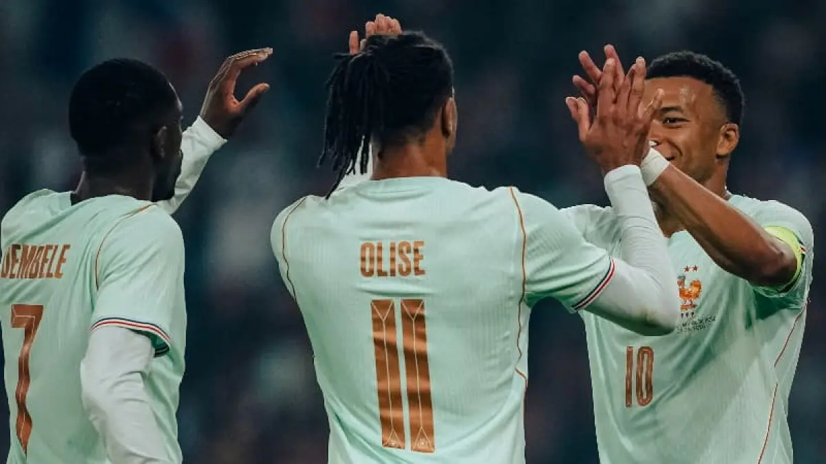 Michael Olise merayakan gol bersama Kylian Mbappe dan Ousmane Dembele saat Prancis menghadapi Irlandia Utara.(Foto: X @equipedefrance)
