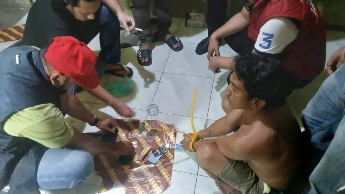 Satresnarkoba Polres Dharmasraya menangkap seorang pria berinisial GO (39) yang diduga mengedarkan sabu. Polisi menyita 10 paket diduga sabu dan satu paket ganja kering dalam penggerebekan di Pulau Punjung, Dharmasraya. (DOKUMENTASI POLRES DHARMASRAYA)