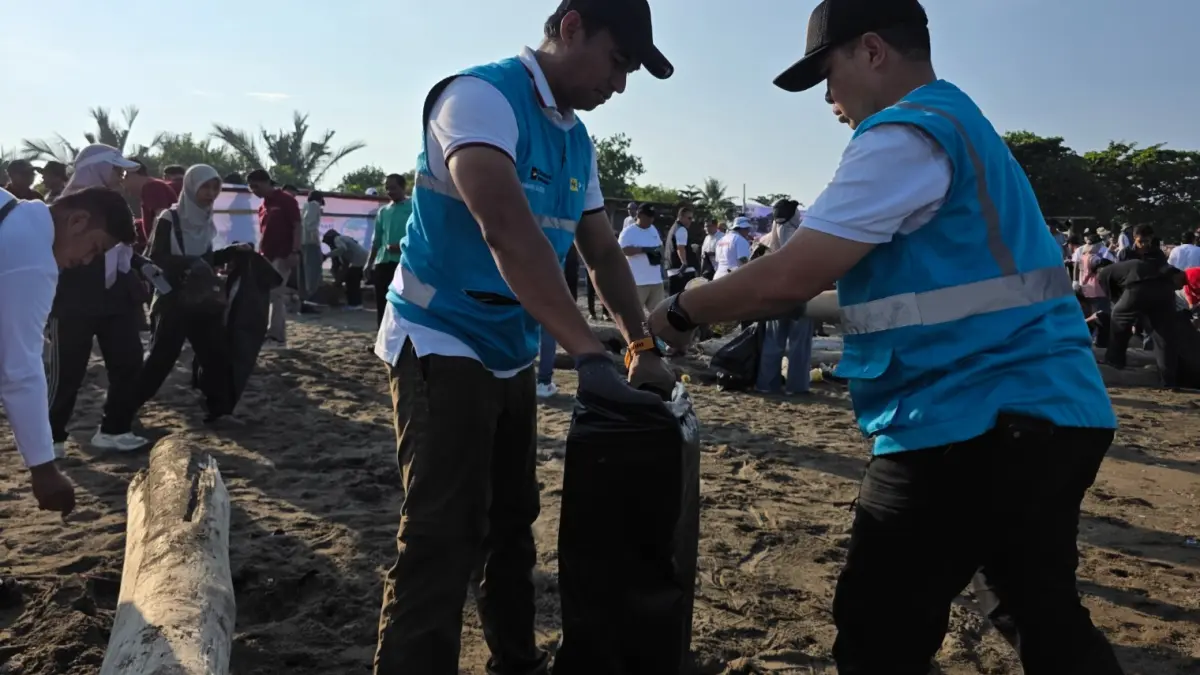 Pegawai PLN UID Sumatera Barat bersama pemerintah daerah, BUMN, komunitas lingkungan, dan masyarakat mengikuti aksi bersih Pantai Purus dalam rangka Hari Lingkungan Hidup Sedunia 2026.