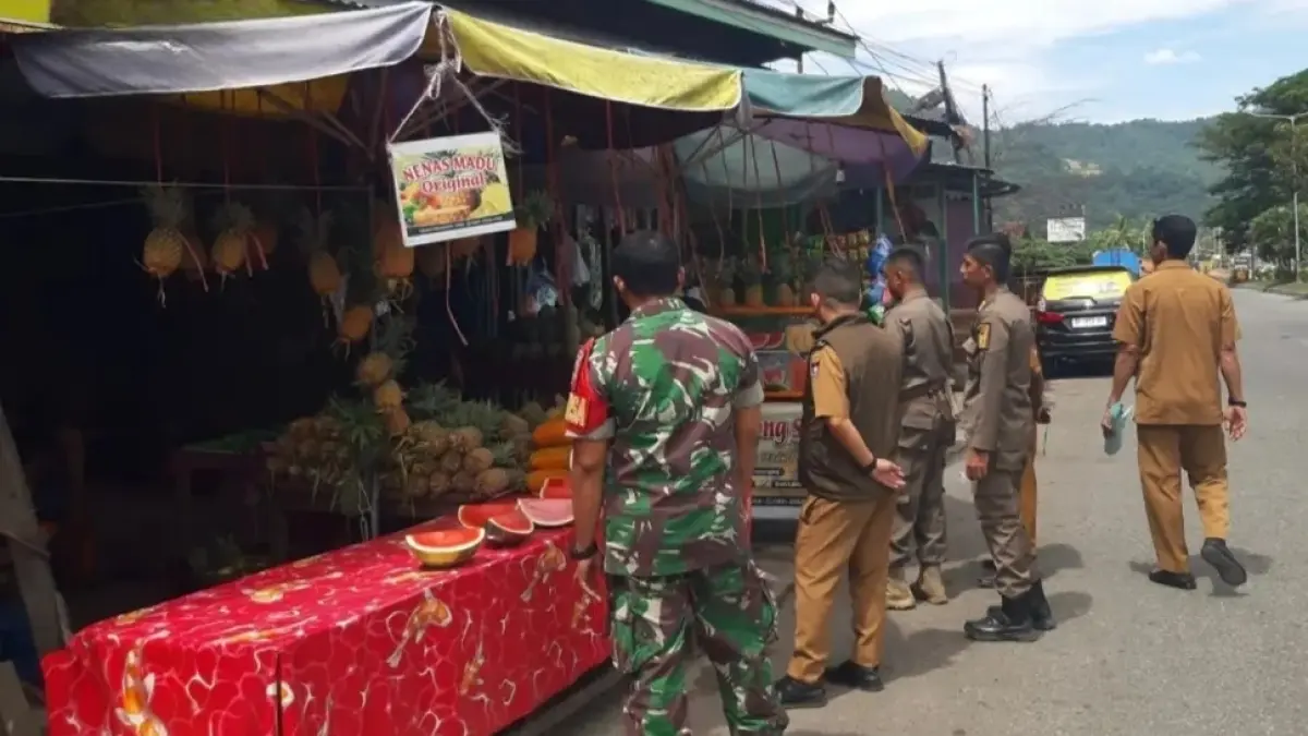Personel Satpol PP Kota Padang bersama aparat Kecamatan Lubukbegalung memberikan pembinaan kepada pedagang yang memanfaatkan badan jalan sebagai lokasi berjualan, Selasa (9/6/2026).