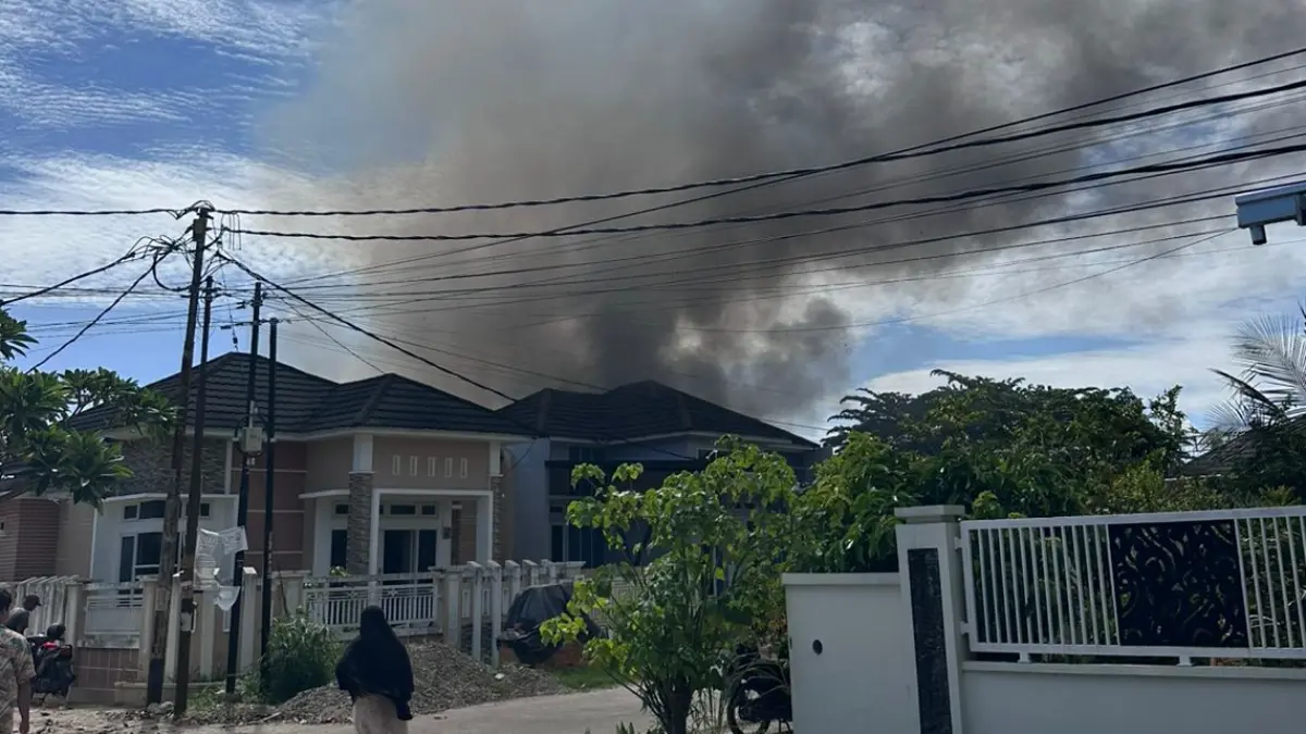 Petugas Dinas Pemadam Kebakaran Kota Padang berupaya memadamkan api yang membakar rumah tinggal, depot air, dan warung kelontong di Komplek Vila Raya Indah, Alai Parak Kopi, Padang Utara, Selasa (9/6/2026).