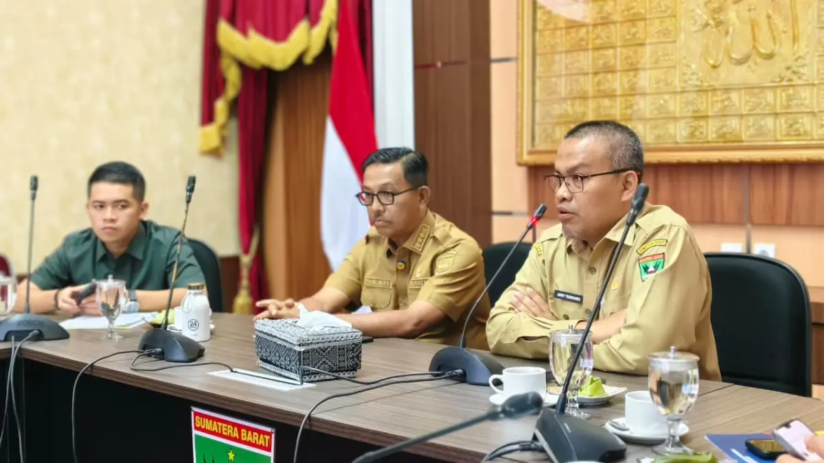 Sekretaris Provinsi Sumatera Barat Arry Yuswandi menerima audiensi Bupati Solok Selatan Khairunas di Ruang Rapat Istana Gubernuran Padang, Selasa (9/6), membahas usulan infrastruktur dan sinkronisasi pembangunan 2027. (DOK BIRO ADPIM)