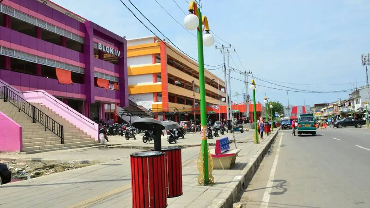 Suasana kawasan Pasar Raya Padang yang akan menjalani revitalisasi selama lebih dari enam bulan mulai 22 Juni 2026 untuk peningkatan fasilitas perdagangan dan ruang publik. (wikipedia)
