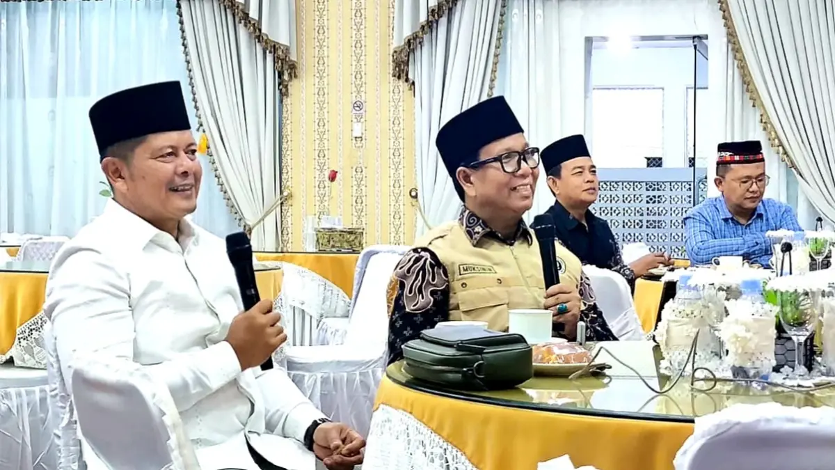 Bupati Pasaman Welly Suhery didampingi Kepala Kantor Penyelenggaraan Haji dan Umrah (Kemenhaj) Kabupaten Pasaman Mukhsinin menyapa jamaah haji asal Pasaman di Tanah Suci melalui Zoom Meeting dari Rumah Dinas Bupati Pasaman, Senin (8/6). (DOK DISKOMINFO PASAMAN) 