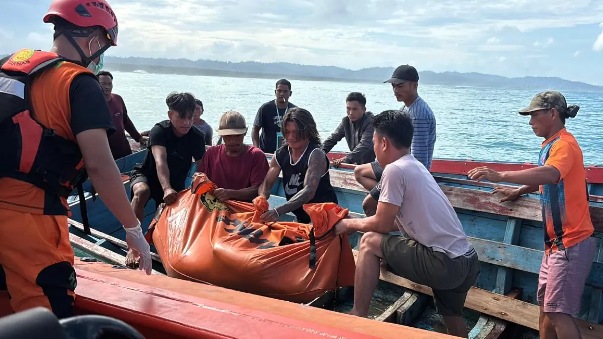 Tim SAR gabungan mengevakuasi korban longboat terbalik di perairan Muara Sagalubeg, Kepulauan Mentawai, Selasa (9/6/2026), setelah pencarian berlangsung selama dua hari.