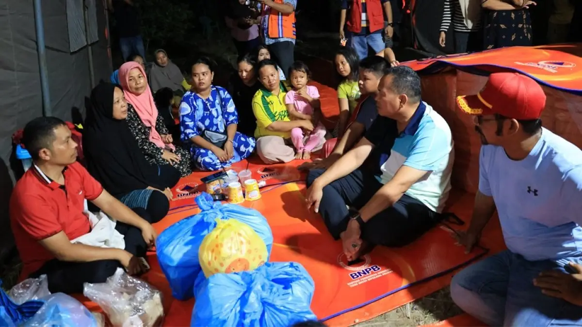 Wali Kota Pariaman Yota Balad saat mengunjungi korban kebakaran di Kelurahan Jawi-Jawi I, Kecamatan Pariaman Tengah, beberapa waktu lalu. (DOK PEMKO PARIAMAN)