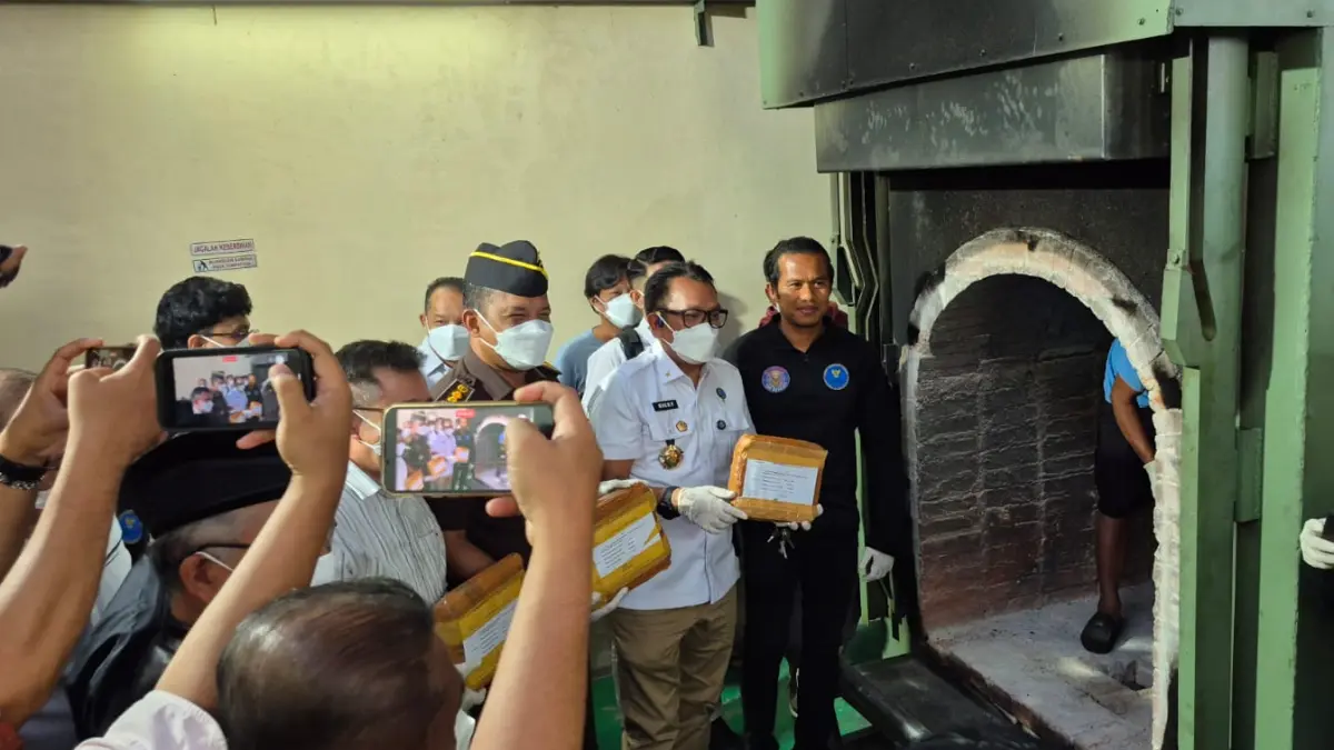 Bertempat di Krematorium Bukit Gado-Gado, Kota Padang, Rabu (10/6/2026), BNNP Sumbar memusnahkan 145 kilogram ganja hasil pengungkapan jaringan narkoba antarprovinsi dari Sumatera Utara menuju Sumatera Barat.