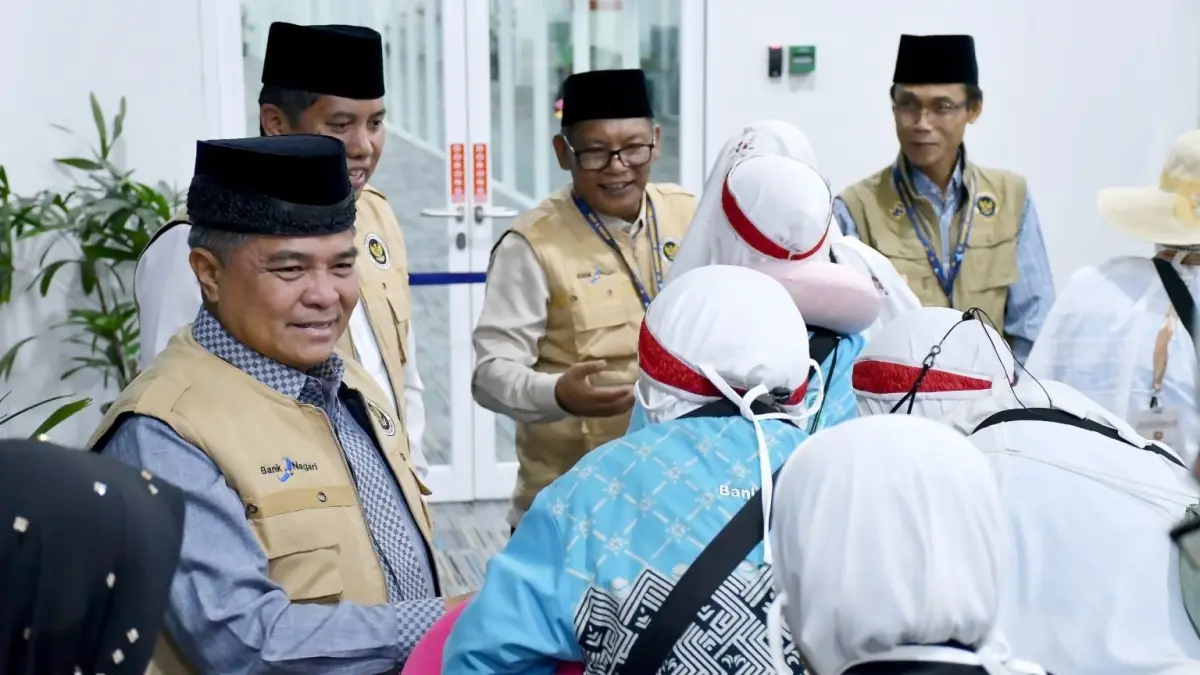 Bupati Agam Benni Warlis menyambut dan menyalami jamaah haji asal Kabupaten Agam yang tergabung dalam Kloter 6 Embarkasi Padang saat tiba di Bandara Internasional Minangkabau, Rabu (10/6). (DOK PEMKAB AGAM)