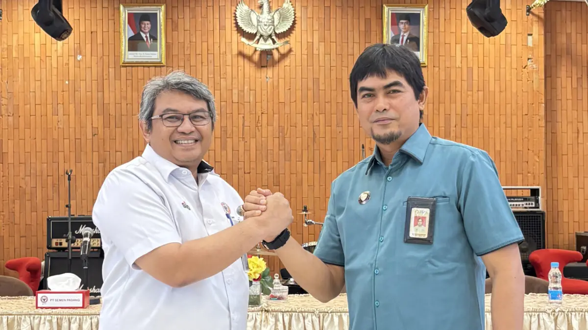 Direktur Operasi PT Semen Padang, Andria Delfa, dan Kepala Balai Standardisasi dan Pelayanan Jasa Industri (BSPJI) Padang, Dindin Syafruddin, salam komando usai bimtek verifikasi dan validasi emisi GRK guna memperkuat industri hijau.
