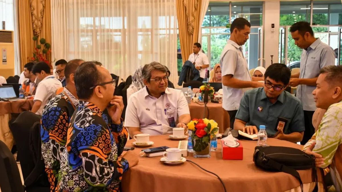 Direktur Operasi PT Semen Padang, Andria Delfa (tiga kanan), bersama tamu undangan Bimtek Kuantifikasi dan Pelaporan Emisi GRK Tingkat Organisasi yang berlangsung di Wisma Indarung pada 9-11 Juni 2026.